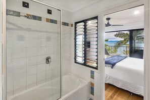 Hair dryer, towels, toilet paper - Panorama 10 (Hamilton Island)