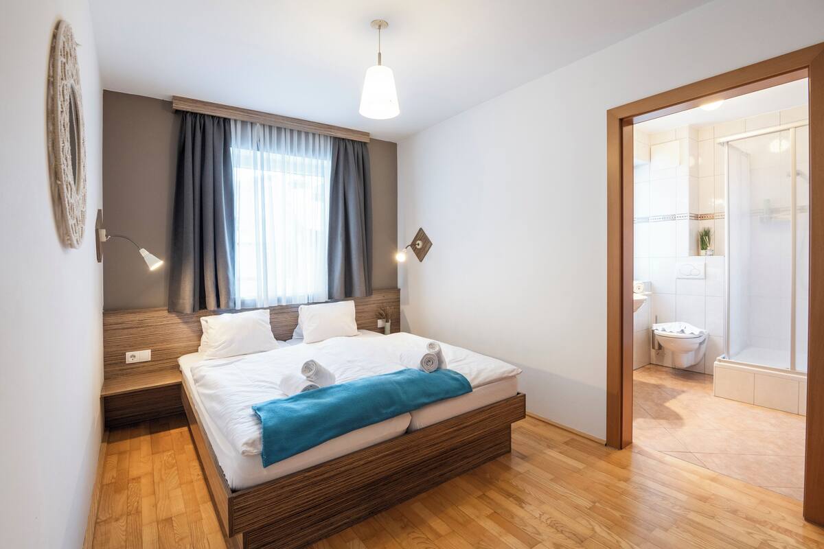 Cribs (surcharge), WiFi (free), bed sheets