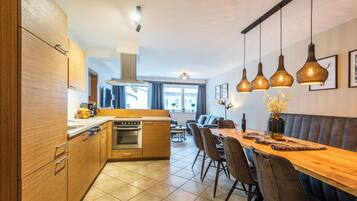 Comfort-Apartment | Essbereich im Zimmer