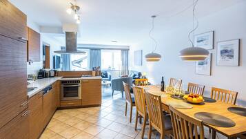 Apartamento, 3 quartos | Cozinha privada | Micro-ondas, fogão, lava-louças, talheres/pratos/utensílios de cozinha