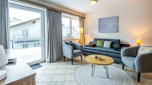 A modern living room with a sofa, armchairs, and a coffee table. - Haus Obauer (Wagrain)
