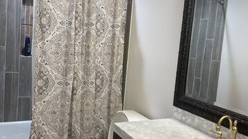 Secador de pelo, toallas, jabón, shampoo