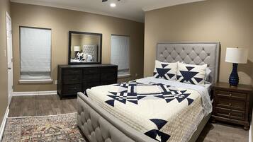 4 habitaciones, tabla de planchar con plancha, wifi y ropa de cama