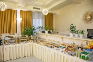 Free daily buffet breakfast 