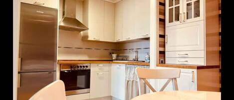 Réfrigérateur, four à micro-ondes, un four, surface de cuisson