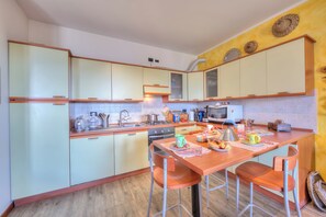 Fridge, microwave, oven, stovetop - Miralago Lake View & Private Garden (Ispra)