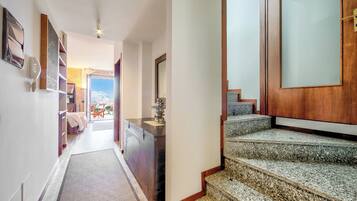 Rumah Keluarga, 3 kamar tidur, 2 kamar mandi (Miralago Lake View & Private Garden) | Interior