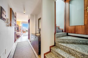 Family House, 3 Bedrooms, 2 Bathrooms (Miralago Lake View & Private Garden) | Interior - Miralago Lake View & Private Garden (Ispra)