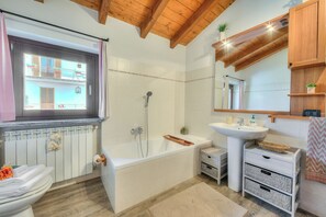 Rumah Keluarga, 3 kamar tidur, 2 kamar mandi (Miralago Lake View & Private Garden) | Kamar mandi
