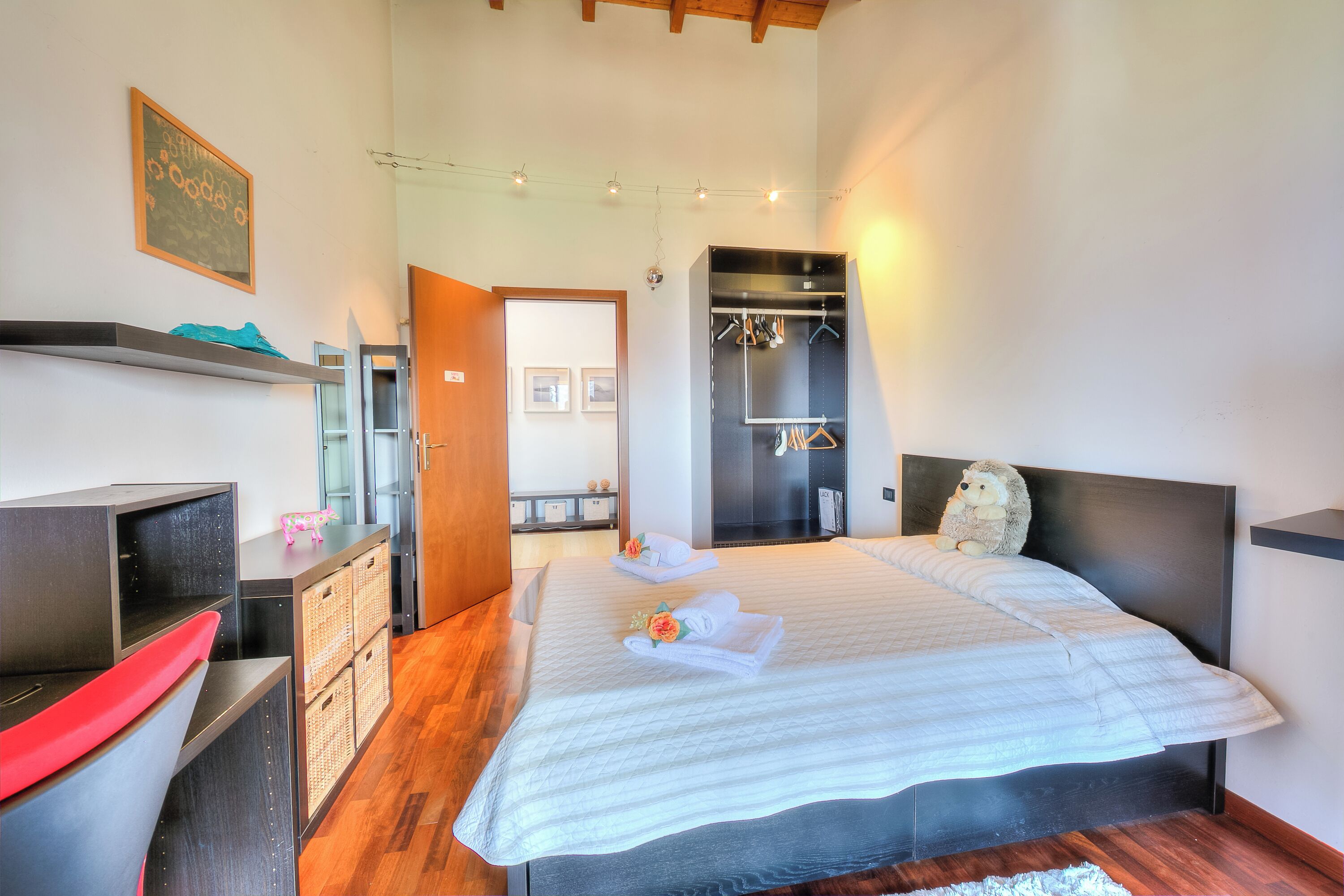 3 bedrooms, laptop workspace, free WiFi, bed sheets