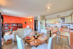 Family House, Multiple Bedrooms, 2 Bathrooms (Miralago Lake View & Private Garden) | Interior - Miralago Lake View & Private Garden (Ispra)