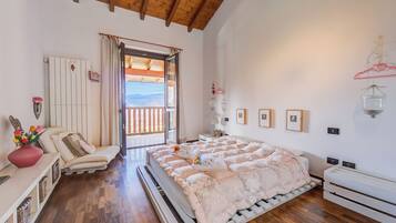 3 kamar tidur, ruang kerja ramah laptop, Wi-Fi gratis, dan seprai linen