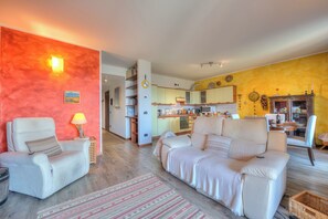 Maison Familiale, plusieurs chambres, 2 salles de bains (Miralago Lake View & Private Garden) | Coin séjour
