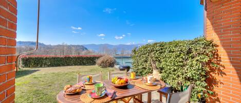 Family House, 3 Bedrooms, 2 Bathrooms (Miralago Lake View & Private Garden) | Outdoor dining