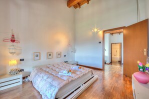 Familienhaus, Mehrere Schlafzimmer, 2 Bäder (Miralago Lake View & Private Garden) | 3 Schlafzimmer, laptopgeeigneter Arbeitsplatz, kostenloses WLAN