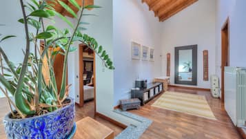 Rumah Keluarga, beberapa kamar, 2 kamar mandi (Miralago Lake View & Private Garden) | Interior
