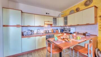Family House, Multiple Bedrooms, 2 Bathrooms (Miralago Lake View & Private Garden) | Private kitchen | Fridge, microwave, oven, stovetop