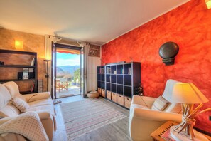 Familjehus - flera sovrum - 2 badrum (Miralago Lake View & Private Garden) | Vardagsrum | 21-tums tv med digitalkanaler och en stereo