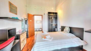 Rumah Keluarga, 3 kamar tidur, 2 kamar mandi (Miralago Lake View & Private Garden) | 3 kamar tidur dan Wi-Fi