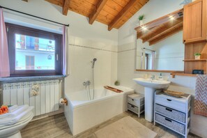 Familienhaus, Mehrere Schlafzimmer, 2 Bäder (Miralago Lake View & Private Garden) | Badezimmer | Badewanne und Dusche (separat), Haartrockner, Bidet, Handtücher