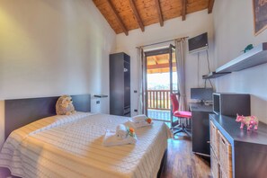 3 bedrooms, laptop workspace, free WiFi, bed sheets - Miralago Lake View & Private Garden (Ispra)