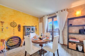 Perhetalo, 3 makuuhuonetta, 2 kylpyhuonetta (Miralago Lake View & Private Garden) | Ruokailu