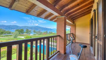 Rumah Keluarga, 3 kamar tidur, 2 kamar mandi (Miralago Lake View & Private Garden) | Halaman properti