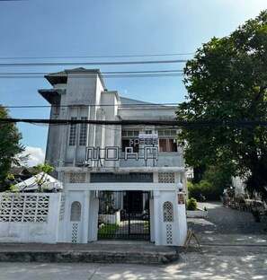 Fachada de la propiedad