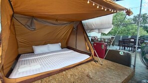 Tente, 1 très grand lit