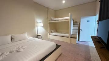 Quarto quádruplo família, várias camas | Roupas de cama premium, camas Select Comfort, Wi-Fi de cortesia