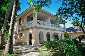 Ropa de cama de alta calidad y caja de seguridad en la habitación 