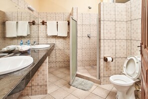 Superior-rum | Badrum | Dusch, regndusch, tofflor och handdukar