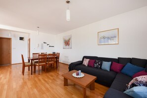 TV - Sunset Beach Suites IX. - With Terrace, Next to the Beach (Kožino)