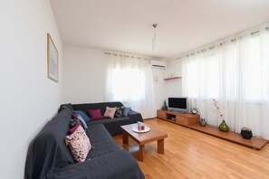 TV - Sunset Beach Suites IX. - With Terrace, Next to the Beach (Kožino)