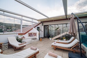 Seasonal outdoor pool - Sota Metekhi (Tbilisi)