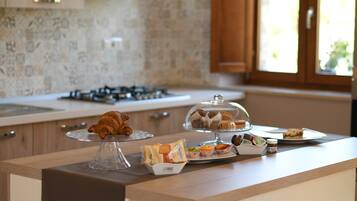 TĂ€gliches inbegriffenes groĂes FrĂŒhstĂŒck