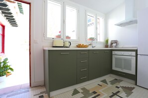 Kühlschrank, Mikrowelle, Ofen, Herdplatte