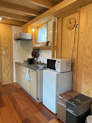 Refrigerador, microondas, parrilla de estufa y utensilios de cocina 