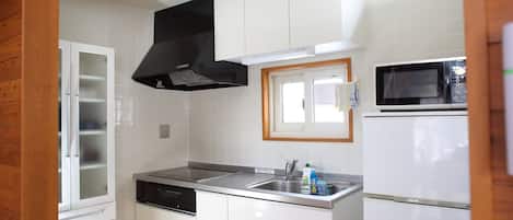 Refrigerador, microondas, parrilla de estufa y utensilios de cocina
