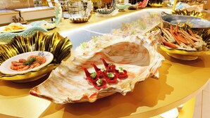 Una mesa de buffet con diversos platos y adornos.