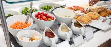 Un buffet proposant une variété de plats et d'accompagnements.