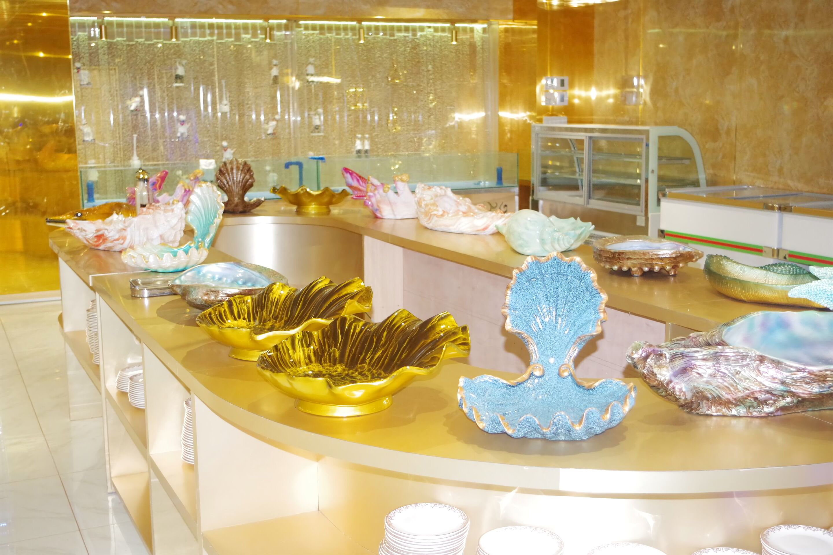 Zona de buffet con diferentes cuencos y platos decorativos.