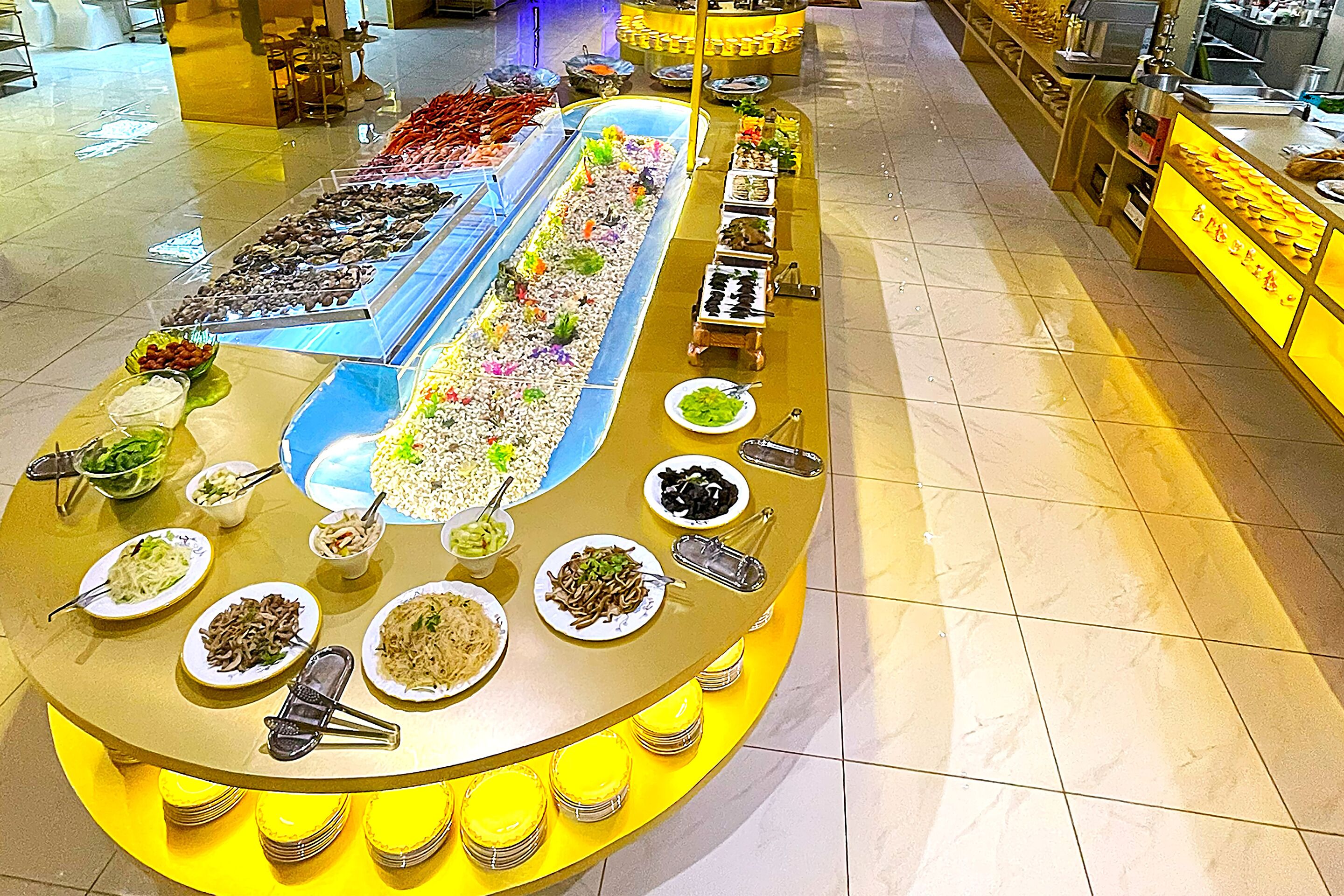 Un buffet proposant une variété de plats et d'ustensiles.