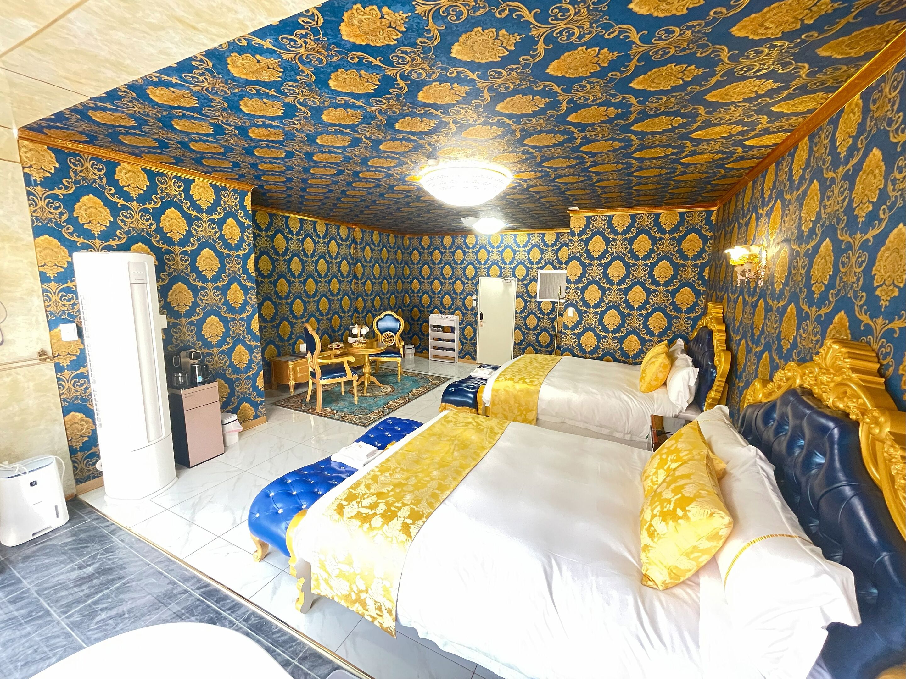 ألحفة محشوة بالريش ومكتب وواي فاي مجانًا وملاءات أسرّة