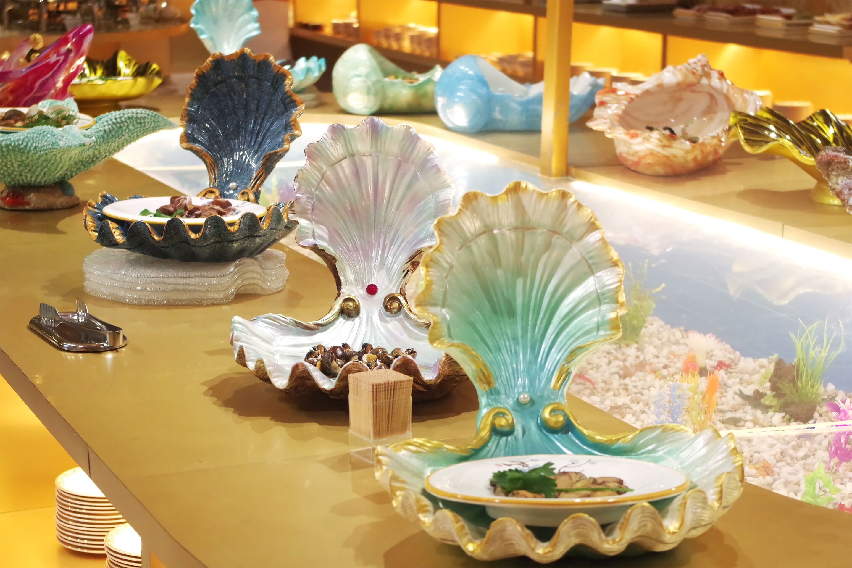 Un conjunto de cuencos decorativos con forma de concha sobre una mesa.