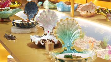 Un conjunto de cuencos decorativos con forma de concha sobre una mesa.