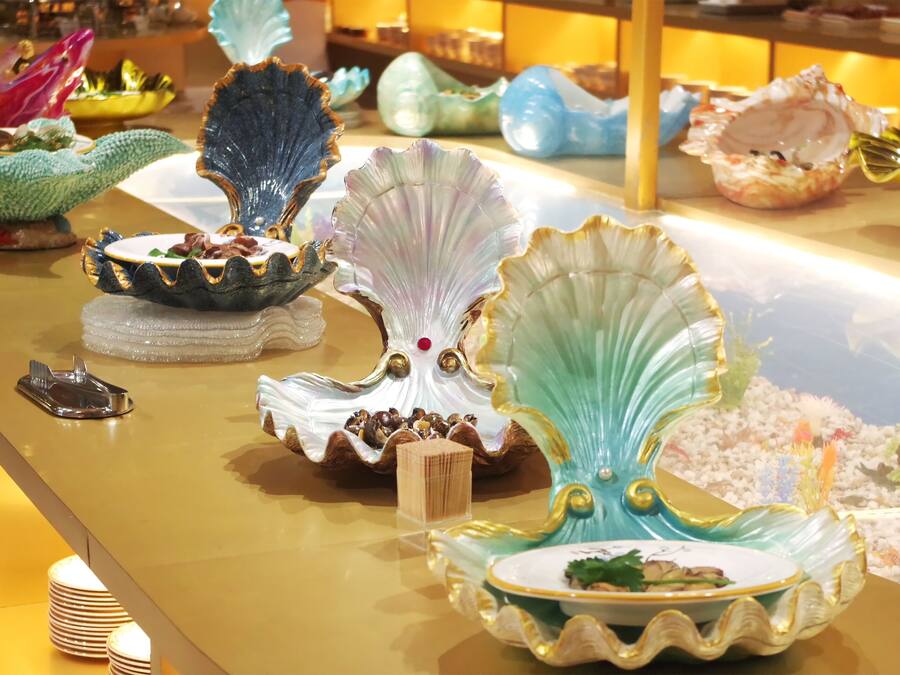 Un conjunto de cuencos decorativos con forma de concha sobre una mesa.