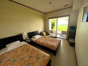 1 habitación, escritorio y ropa de cama 