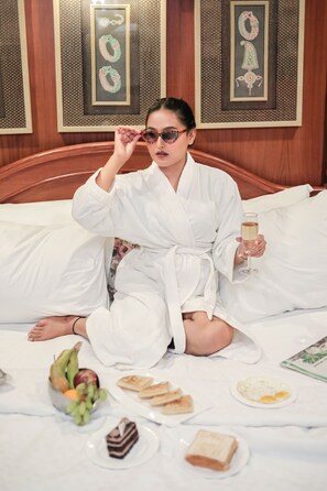 Suite royale | Minibar, fer et planche Ă repasser, lit dâappoint (supplĂ©ment)