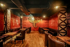 Bar (trong khuôn viên)
